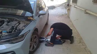 Motor bölümüne sıkışan kedi ekiplerle buluştu