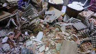 İzmir'de gece yarısı kaza Otomobil dükkana girdi yumurtalar telef oldu