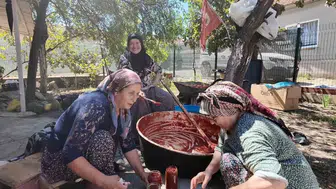 Domatesler kazanda, komşuluk hâlâ sıcak