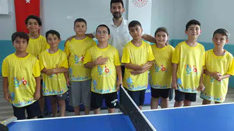 Burhaniyeli gençler ekranı bırakıp sahalara koşuyor