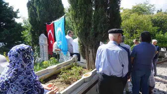 Eyüpsultan'da vefa dolu buluşma Servet Kabaklı kabri başında dualarla anıldı