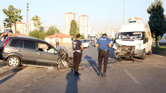 Kayseri'de kontrolden çıkan otomobil karşı şeritteki minibüse çarptı