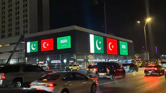 Üç ülkenin ortak savunma imzası Suudi kulelerine yansıdı