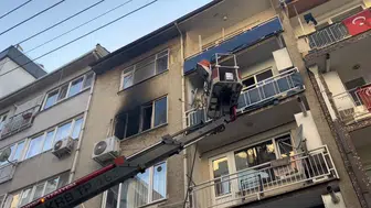 Bursa'da 4 katlı binada yangın paniği, mahalleli sokağa aktı