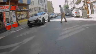 Eskişehir trafiğinde yaya hakkını yok sayan sürücü kameraya yansıdı