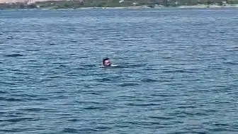 Karakaya’da 4 saat kulaç attı, iki şehir arasını yüzerek bağladı