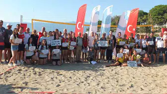 Ören plajlarında voleybol rüzgarı: Geleceğin yıldızları kumda ter döktü