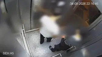 Omuz atınca asansör durdu, itfaiye bir saat uğraştı