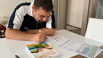 Otizm tanısı 3,5 yaşında konuldu, o şimdi genetik okumaya hazırlanıyor