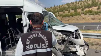 Ankara çevre yolunda servis minibüsü TIR'a çarptı