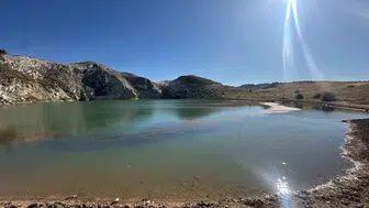 Yeraltı sularıyla beslenen Yeşil Göl'ün turkuaz tonları görenleri hayran bırakıyor