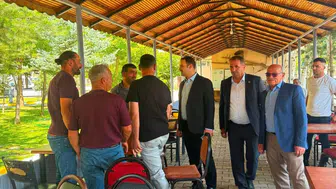 Demirözü Kaymakamı Ahat belde esnafı ve öğrencilerle buluştu