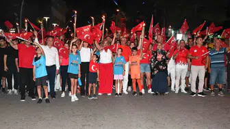 Kemer'de 30 Ağustos coşkusu: 300 metrelik dev bayrakla zafer yürüyüşü