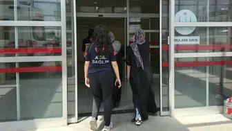 Adıyaman'da motosiklet kaldırımdaki iki yayayı devirdi