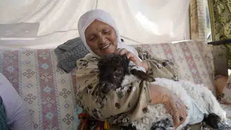 Gümüşhane'de evin yeni üyesi biberonla beslenen kuzu Boncuk