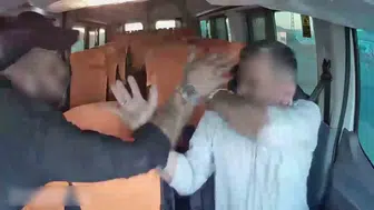 Adıyaman'da trafikte dehşet anları Minibüs sürücüsüne yumruklu saldırı