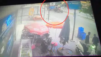 Traktörün römorku kopup kaldırımdakilere daldı, o anlar kamerada