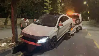 Niğde’de direksiyon hakimiyeti kayboldu otomobil ağaçlara girdi