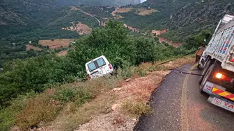 Osmaniye'de yağışlı havada sürücü uçurumun kıyısında durabildi