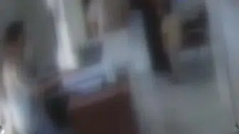 Sağlık ocağında 8 dakika bekleyen hasta masaları dağıttı, görevliye saldırdı