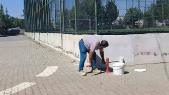 Adıyaman'daki lisede tadilatı öğretmenler ve personel yapıyor