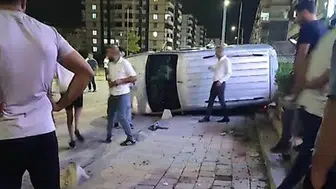 Siirt’te kaldırıma devrilen otomobil faciayı kıl payı atlattı