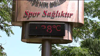 Adana’da kavurucu sıcaklar hayatı durma noktasına getirdi