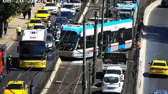 Korkutan kaza: Tramvay raydan çıktı, seferler durdu