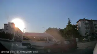 Kontrolsüz kavşakta üç aracın karıştığı kazada 4 yaralı