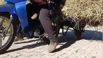 Yüksekovalı çiftçiden kış öncesi pratik taşıma çözümü