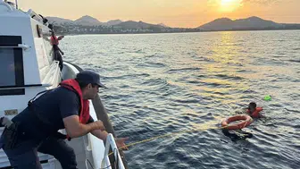 Bodrum açıklarında tek başına yüzerek sınırı geçmeye çalışan kişi yakalandı