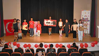 Mersin'de miniklerden 30 Ağustos'a özel dev sahne performansı