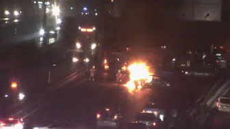 Bahçelievler'de kaza sonrası yanan araç trafiği kilitledi