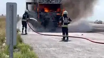 Konya yolunda seyir halindeki tır bir anda alevler içinde kaldı