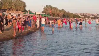 Erdek sahillerinde 30 Ağustos coşkusu: Denizden gelen marşlara bayraklarla karşılık verdiler