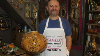 Mesai bitince beyaz önlüğü çıkarıp su kabağı işliyor