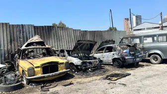 Bornova’da park halindeki araçları alevler yuttu