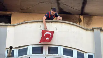 Turgutlu’da çatı yangını Dumandan etkilenen 2 çocuk hastaneye kaldırıldı
