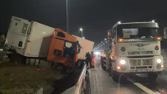Ömerli'de kaygan yol TIR'ı bariyere savurdu Gece yarısı otoyolda kaza
