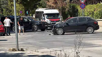 Eskişehir’de caddede iki araç hurdaya döndü