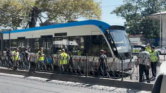 Fındıklı'da tramvay raydan çıktı seferler aksadı