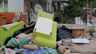 Eskişehir’de kaldırımları işgal eden mobilyalar yürümeyi imkansız kılıyor