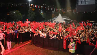 Hasbahçe'de Zafer Bayramı coşkusu: Alişan şarkılarıyla binleri buluşturdu
