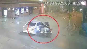 Eskişehir’de gece yarısı motosiklet kazası kamerada