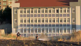 Beylikdüzü’nde boş arazide çıkan yangın siteleri alarma geçirdi