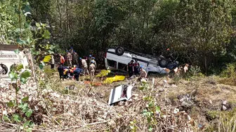 Sivas Suşehri yolunda minibüs uçuruma yuvarlandı