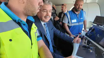 Rayların yeni hakimi koltuğuna oturdu: Vali Yılmaz yerli lokomotif E5000’in direksiyonunda
