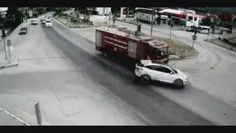 Amasya'da itfaiye aracıyla otomobil çarpıştı