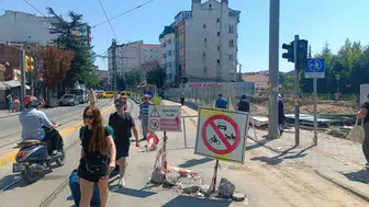 Yayalar tramvay yolunda, sürücüler şantiyede Halkevi inşaatı bölgeyi karıştırdı