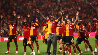 Galatasaray’da maç sonu coşkusu Leao ve Batrakov tribünle 3’lü çekti